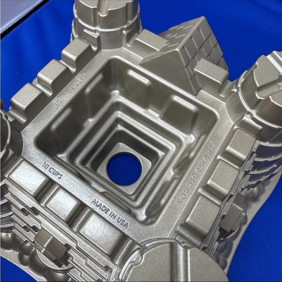 Nordic Ware Castle Bundt 10 Cup Cake Pan Mold Cast Fun Children Boy Birthday F6 - Picture 5 of 8